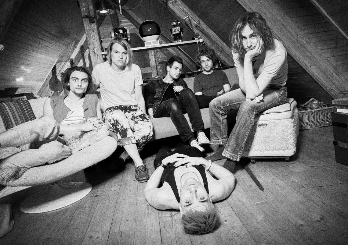 Flying Moon In Space – Zwei